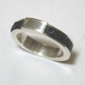 Zilveren ring met vlecht rondom